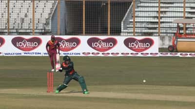 Joueurs de cricket en action lors d'un match ODI West Indies, Chattogram