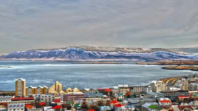 Loftmynd af Reykjavík borgaryfirliti, þéttbýl hverfí og fjörður í baksýn