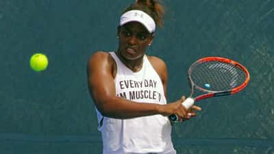 Sloane Stephens en action sur un court de tennis