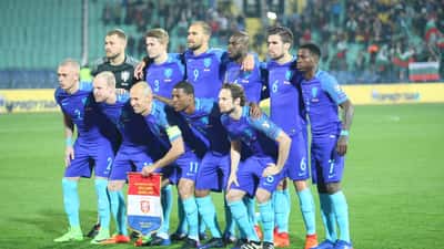 Het Nederlands nationaal voetbalelftal in actie tijdens een interland