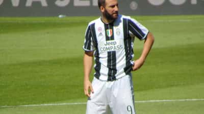 Gonzalo Higuaín en un partido de fútbol, exdelantero de Real Madrid y Juventus, referente del fútbol latinoamericano