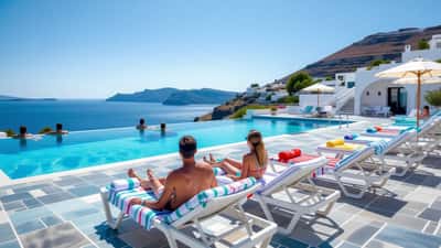 Hotelbad op Kos met handdoekjes op alle ligbedden en teleurgesteld toeristenpaar