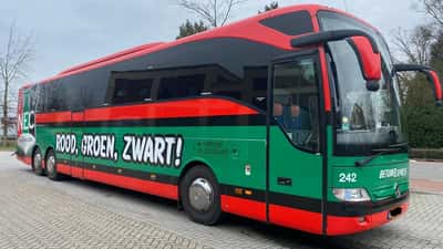 NEC Nijmegen spelersbus in 2024 op weg naar een wedstrijd