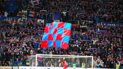 Norske fotballsupportere heier på laget sitt på stadion under Eliteserien-kamp 2026