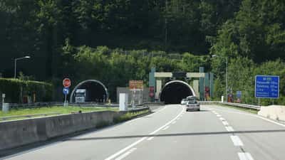 Einfahrt zum Klauser Tunnel auf der A9 Pyhrn Autobahn in den österreichischen Alpen