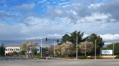 Meta Platforms hovedkvarter i Menlo Park, Californien - firmaets campus set udefra
