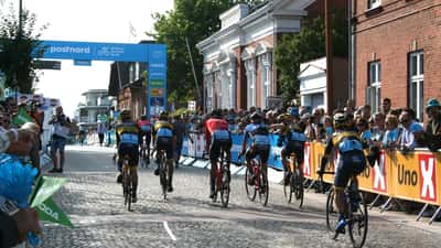 Cyklister ved finishlinjen under Tour of Denmark 2021 med folkemasser langs ruten