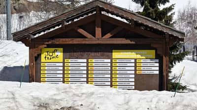 Informatiebord met etappewinnaarsnamen Tour de France 2026 op Alpe d'Huez