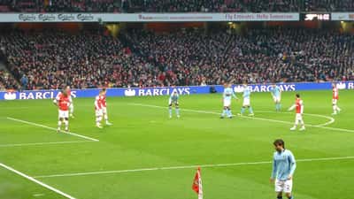Jogadores de futebol do Arsenal no Emirates Stadium durante um jogo de Premier League
