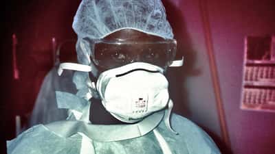 Infirmière en équipement de protection individuelle lors d'une épidémie d'Ébola