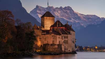 Vue panoramique du Lac Léman avec le Château de Chillon et les Dents du Midi en arrière-plan