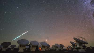 Vuurbal meteoor in de nachtelijke hemel boven de ALMA-sterrenwacht