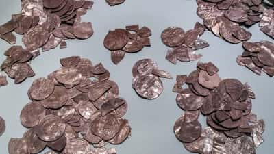 Silvermynt ur en vikingatida skatt, liknande Hörningsholmsskatten som hittades på Mörkö i Södertälje 2025