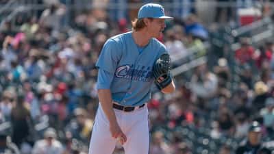 Lanceur de relève des Omaha Storm Chasers affiliés des Royals de Kansas City sur le monticule lors d'un match de baseball 2025