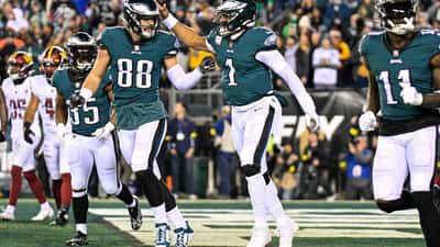 Jugadores de los Philadelphia Eagles en partido de la NFL frente a Washington Commanders