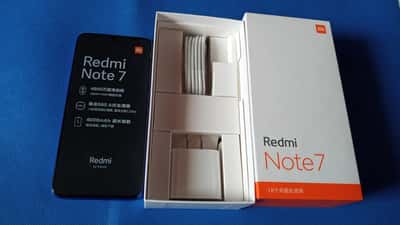 Xiaomi Redmi Note 7 smarttelefon på hvit bakgrunn
