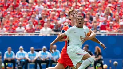 Henrik Falchener duellerer mot Kylian Mbappé under Frankrike mot Norge i VM 2026