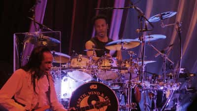 John Paris, baterista de Earth, Wind & Fire, tocando la batería en el escenario