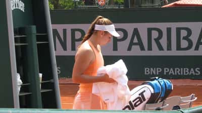 Julia Grabher auf Sand: Was Sportmediziner über Ernährung und Regeneration für Tennisprofis empfehlen