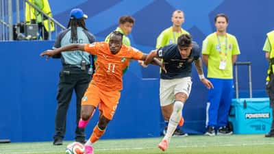 Yan Diomandé en duel lors de Côte d'Ivoire - Équateur à la Coupe du monde 2026