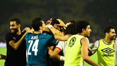 Jugadores de Egipto celebrando gol en partido de fútbol internacional