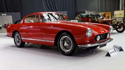 Ferrari 250GT Berlinetta à une vente aux enchères Bonhams Paris, illustration du marché des voitures de collection
