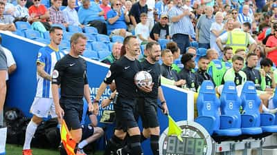Deniz Undav in Brighton-shirt tijdens pre-seizoen voetbalwedstrijd