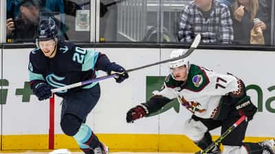 Victor Söderström en action lors d'un match de la NHL entre les Arizona Coyotes et les Seattle Kraken en 2023