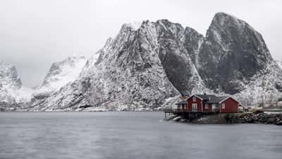Rød norsk hytte i Lofoten – symboliserer fjellhyttedrømmen og hytterenovering i Norge 2026