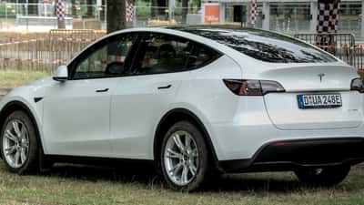 Tesla Model Y – finansiel stress og investering i 2026
