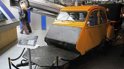Citroën 2CV aus James-Bond-Film im National Motor Museum Beaulieu — Kfz und Versicherung in Österreich