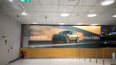 Volvo EX60 reklambild på Göteborgs flygplats 2026