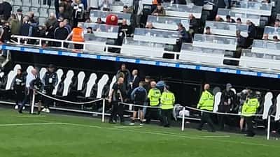 Fotbollsspelare i närkamp under en Premier League-match