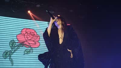 Angelina Mango si esibisce sul palco durante il tour Nina canta nei teatri 2026