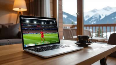 Écran d'ordinateur portable affichant le match Mexique-Corée du Sud de la Coupe du monde 2026 dans un salon suisse à 3 h du matin