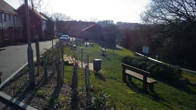 Kinderen spelen op buitenspeeltoestellen in een speelpark in Rotterdam