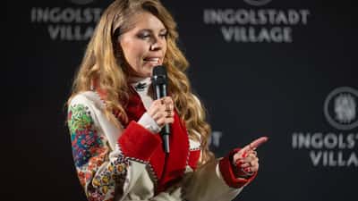 Victoria Swarovski juontaa Euroviisut 2026 : mitä yrittäjä oppii kristalliperinnöltä?