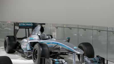 Mercedes AMG Petronas Formule 1 bolide op het circuit, 2026