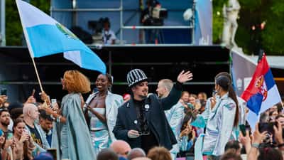 Boy George på röda mattan vid ESC 2026, i centrum för en avtalskontroversi kring AI-genererad musik
