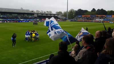 Lyngby Boldklub fodboldkamp, spillere i aktion på grøn bane