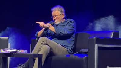Jonathan Frakes lors d'un panel à Vienna Comic Con 2024, acteur Star Trek et défenseur de la recherche contre le cancer du pancréas