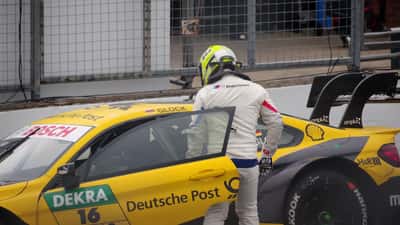 DTM-Rennwagen auf der Rennstrecke mit Pirelli-Reifen 2026 in Aktion