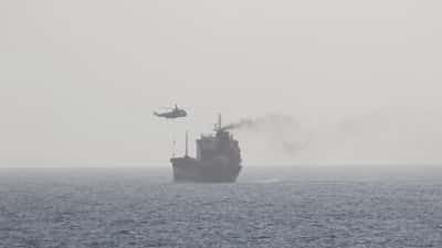 Forças navais iranianas a bordo de um navio mercante no Golfo Pérsico em 2020