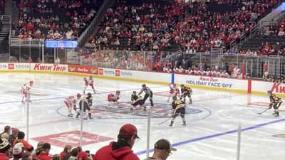 Wisconsin Badgers ice hockey face-off — NCAA college hockey championship