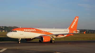 Airbus A320 d'easyJet Switzerland au sol sur un aéroport