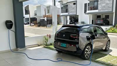 Elektrische BMW i3 die thuis oplaadt via een L2 laadpaal