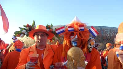 Aficionados holandeses con naranja celebrando en el Mundial de fútbol 2026