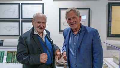 Ronald Wayne, cofundador de Apple, fotografiado en marzo de 2026 junto a John Greenleigh