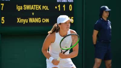 Iga Świątek in azione durante un match di tennis su terra rossa