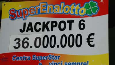 Tabellone delle estrazioni del SuperEnalotto con numeri e schede giocate